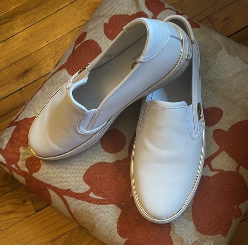 Selling women slip on size 8.5